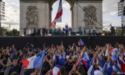 Pháp diễu hành tạm biệt Olympic và Paralympic tại đại lộ Champs-Elysees