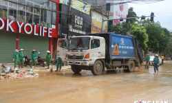 Thành phố Yên Bái ngập bùn đất, rác thải sau trận lũ kinh hoàng