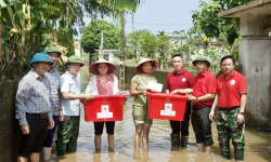 Ban Dân vận Trung ương, Trung ương Hội Chữ thập đỏ Việt Nam thăm, tặng quà các hộ dân bị lũ lụt tại Ninh Bình, Nam Định