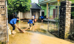 Thạch Thành (Thanh Hóa): Người dân tranh thủ dọn nhà khi nước lũ rút