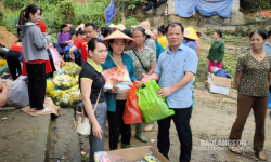 Hội Nhà báo tỉnh Lạng Sơn tổ chức trao quà, động viên người dân bị thiệt hại do mưa bão