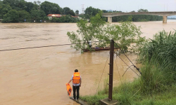 Người đàn ông ở Thanh Hóa bị nước lũ cuốn trôi 2km, sống sót kỳ diệu