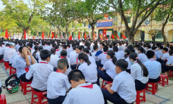 ​​Con mâu thuẫn với bạn, phụ huynh vào tận lớp đánh học sinh