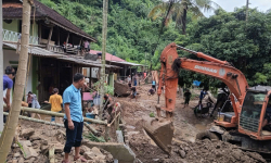 Nghệ An: Nhiều tuyến đường bị sạt lở, trường học ngập bùn đất sau trận mưa lớn trong đêm