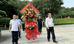 Đoàn cán bộ, phóng viên Báo Nhà báo và Công luận về thăm quê Bác