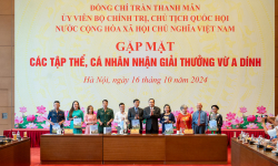 Chủ tịch Quốc hội Trần Thanh Mẫn gặp mặt các đại biểu nhận Giải thưởng Vừ A Dính