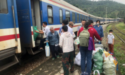 Tàu hàng trật bánh, lật toa khiến giao thông ách tắc đoạn qua đèo Hải Vân