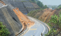 Khắc phục hậu quả mưa lũ gây ra với hạ tầng giao thông ở Trung Bộ