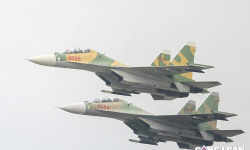 Hình ảnh máy bay Su-30MK2 và trực thăng quân sự trên bầu trời Hà Nội