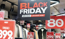 Cửa hàng giảm giá mạnh dịp Black Friday, người dân đổ xô săn sale sớm