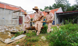 Phát hiện quả bom nặng 118kg còn nguyên kíp nổ khi đào rãnh thoát nước trong vườn