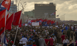 Các lãnh đạo và người dân Cuba biểu tình phản đối lệnh cấm vận tại Đại sứ quán Mỹ