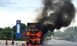 Thừa Thiên Huế: Xe đầu kéo bốc cháy dữ dội cạnh cây xăng