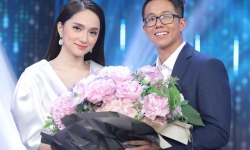Hương Giang trao hoa cho CEO người Singapore trong tập 14 'Người ấy là ai'