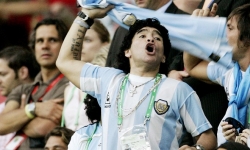 Huyền thoại Diego Maradona đột ngột qua đời ở tuổi 60