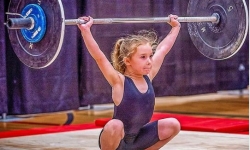 Cô bé Canada 7 tuổi có thể nâng mức tạ gấp nhiều lần trọng lượng cơ thể