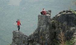 Hà Giang: Nam du khách trèo ra mỏm đá 'tử thần' check-in, trượt chân té xuống vách núi