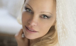“Biểu tượng gợi cảm” Pamela Anderson bị tố là người thứ 3 dù vừa kết hôn