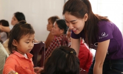 Hoa hậu Hoàn vũ Việt Nam tiếp tục giúp đỡ người dân sau bão
