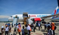 Cận cảnh hàng cứu trợ khắc phục hậu quả bão số 12 của ASEAN đã đến sân bay Cam Ranh