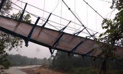 Huyện Phước Sơn - Quảng Nam: Cầu treo đứt dây cáp, một học sinh mất tích.
