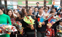 Hoa hậu H'Hen Niê trở về Đăk Lăk sau đăng quang