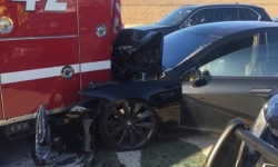 Bật auto-pilot, xe Tesla lao thẳng vào xe cứu hỏa