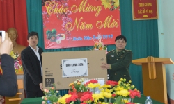 Ban Tổ chức Hội báo Xuân xứ Lạng tặng ấn phẩm báo cho đồn biên phòng Thanh Lòa