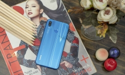 Chiếc điện thoại Huawei phủ màu Klein Blue xanh biếc