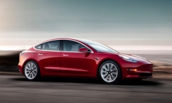 Tesla tạm ngừng dây chuyền sản xuất Model 3