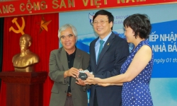 Tác giả bức ảnh ‘Em bé Napalm’ trao tặng hiện vật cho Bảo tàng Báo chí Việt Nam
