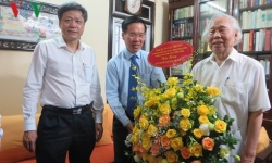 Đồng chí Võ Văn Thưởng thăm, chúc mừng hai nhà báo lão thành Phan Quang và Hà Đăng
