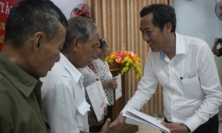 Đoàn công tác Báo Nhân dân dâng hoa tại Ngã ba Đồng Lộc