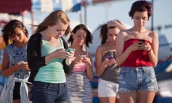 Sử dụng smartphone nhiều, trẻ sẽ bị những bệnh gì?