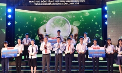 Báo Nhân Dân trao học bổng Quỹ Hạt giống Việt cho học sinh Đồng bằng sông Cửu Long