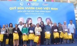 Phó Chủ tịch nước dự lễ tặng sữa học đường và trao nhà tình nghĩa tại Bình Định