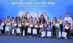 Quỹ sữa vươn cao Việt Nam và Vinamilk tiếp tục trao 64.000 ly sữa cho trẻ em tỉnh Bình Định