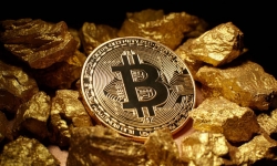 Bitcoin dao động gần mốc 7.400 USD