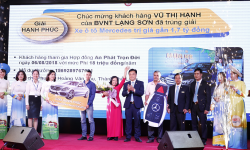Bảo Việt trao xe Mercedes-Benz C200 cho khách hàng tham gia chương trình “Mùa hè sôi động”