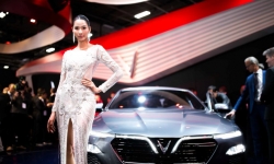 Á hậu Hoàng Thùy diện váy lộng lẫy ra mắt xe của Vinfast tại Paris Motor Show