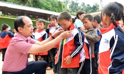 Báo Tuổi trẻ Thủ đô tặng quà các học sinh Mù Cang Chải, Yên Bái