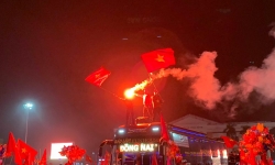 Chùm ảnh: Người hâm mộ Việt Nam 'trắng đêm' ăn mừng chức vô địch AFF Suzukicup 2018