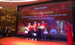 Eurowindow trao giải thưởng cho đội bóng đá Việt Nam.