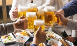 Bộ Y tế: Tuyệt đối không áp dụng 'dùng bia giải độc rượu' tại gia đình