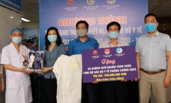 Bắc Ninh: Trao tặng thiết bị bảo hộ cho ngành y tế tỉnh