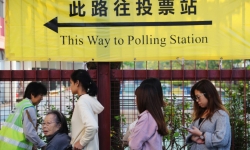 Lo ngại biểu tình, người dân Hong Kong xếp hàng bỏ phiếu từ sáng sớm