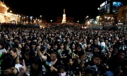 Hàng nghìn người thắp nến tưởng niệm các nạn nhân của vụ xả súng ở Thái Lan