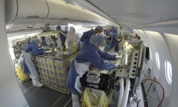 Bên trong máy bay quân sự vận chuyển người nhiễm virus Corona tại Pháp