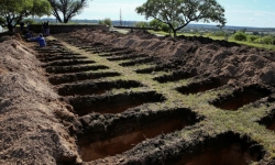 Argentina đào sẵn hàng trăm ngôi mộ để ứng phó với đại dịch Covid-19