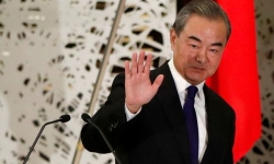 Ngoại trưởng Trung Quốc lần đầu gặp tân Thủ tướng Nhật Bản